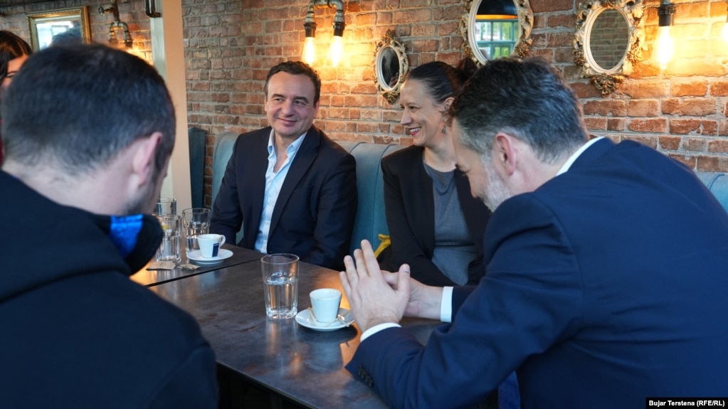 Kryeministri në detyrë, Albin Kurti, shihet duke pirë kafe bashkë me kandidatin e partisë së tij Lëvizja Vetëvendosje për kryetar të Prishtinës, Hajrullah Çeku (i pari djathtas), në një kafene në kryeqytet, pak kohë pasi që të dy votuan në balotazhin e 9 nëntorit.