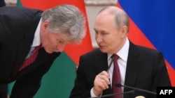 Ресей президенті Владимир Путин (оң жақта) мен оның баспасөз хатшысы Дмитрий Песков. Минск, Беларусь, 6 желтоқсан, 2024 жыл.