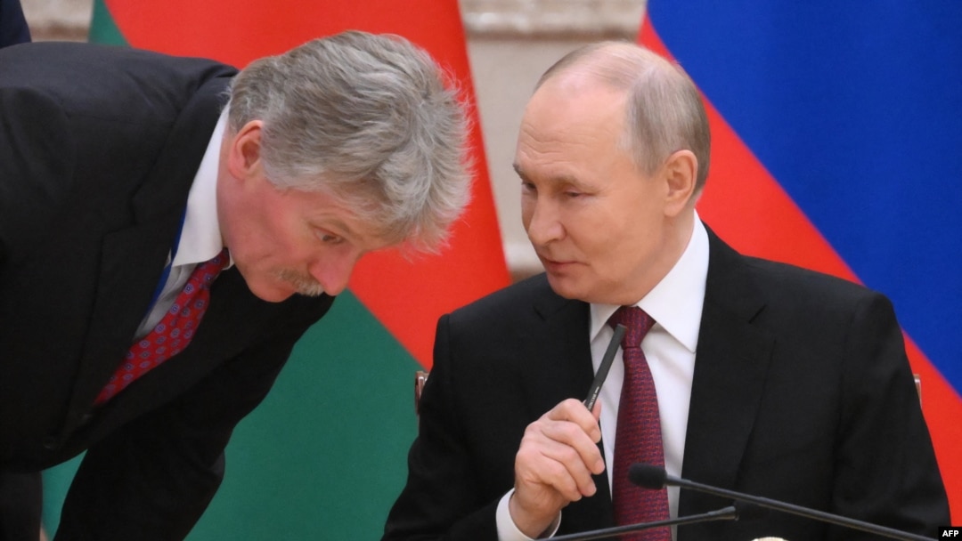 Песков (слева) и Владимир Путин