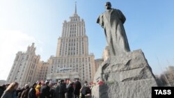 До пам’ятника Тарасові Шевченку у Москві у березневі дні завжди приносять квіти. Фото 2014 року