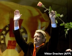 Viktor Yushchenko greets his supporters during a rally in Kyiv on November 22, 2004.