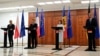 Președintele Franței (al doilea din stânga), face declarații presei, alături de premierul Poloniei (stânga), președinta Republicii Moldova și cancelarul Germaniei, Friedrich Merz, în timpul vizitei lor la Chișinău, pe 27 august 2025, de ziua Independenței Republicii Moldova.