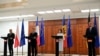 Președintele Franței (al doilea din stânga), face declarații presei, alături de premierul Poloniei (stânga), președinta Republicii Moldova și cancelarul Germaniei, Friedrich Merz, în timpul vizitei lor la Chișinău, pe 27 august 2025, de ziua Independenței Republicii Moldova.
