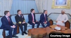 حضور برد کوپر، فرمانده سنتکام در دیدار هئیت آمریکا با وزیر خارجۀ عمان، نفر دوم از سمت چپ