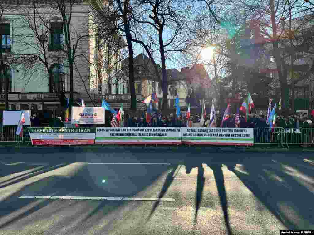 Cu steaguri ale Iranului, României sau Statelor Unite, purtând în mâini portrete ale celor uciși sau ale lui Reza Pahlavi, fiul ultimului șah al Iranului, aflat în exil, aproximativ o sută de iranieni stabiliți în România au participat miercuri, pe 28 ianuarie, la un miting organizat în fața Ambasadei Iraniene din București. Ei au cerut libertate pentru iranieni și oprirea represiunii brutale soldate cu mii sau zeci de mii de morți.