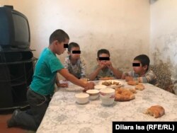 Дети Меирбека Отеганова за столом. Туркестанская область, 30 сентября 2020 года.