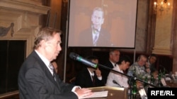 Элекке Чехия президенты Вацлав Һавел конференциядә чыгыш ясый