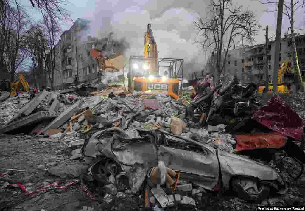 Наслідки влучання російської балістичної ракети у п'ятиповерховий будинок у Харкові. 7 березня 2026 року