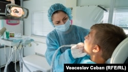 O echipă mobilă de stomatologi oferă consultații profilactice gratuite elevilor din satul Boghenii Noi, raionul Ungheni, mai 2023.