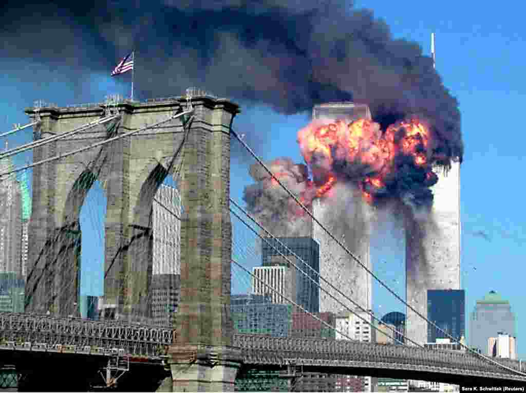 Fotografa Sara K. Schwittek a surprins momentul din 11 septembrie 2001 în care un avion de linie deturnat a lovit al doilea turn al World Trade Center din New York. În dimineața acelei zile au avut loc patru atacuri teroriste împotriva Statelor Unite ale Americii. În atacurile comise de 19 teroriști au murit aproape 3.000 de oameni. Daunele au fost de zeci de miliarde de dolari.