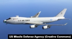 Laserul aeropurtat YAL-1 în zbor. Acest proiect de testare a unui potențial sistem laser de apărare antirachetă a fost anulat în 2011.