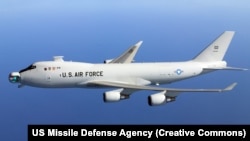 Aeronava Yal 1A AIrborne Laser, un Boeing adaptat pentru lupta aeriană cu laser efectuează testele inițiale la Western Test Range, în SUA.