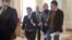 Юлія Тимошенко відмахується від запитання журналіста програми «Схеми» Михайла Ткача