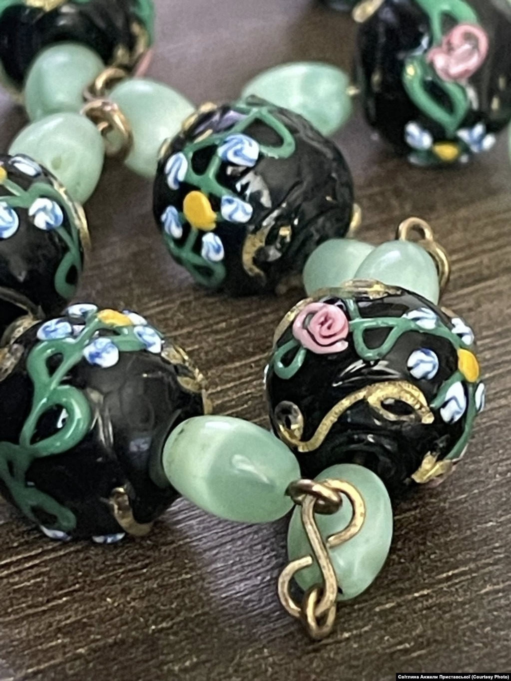 Антикварне венеційське намисто, зелені овальні намистини з ефектом котячого ока