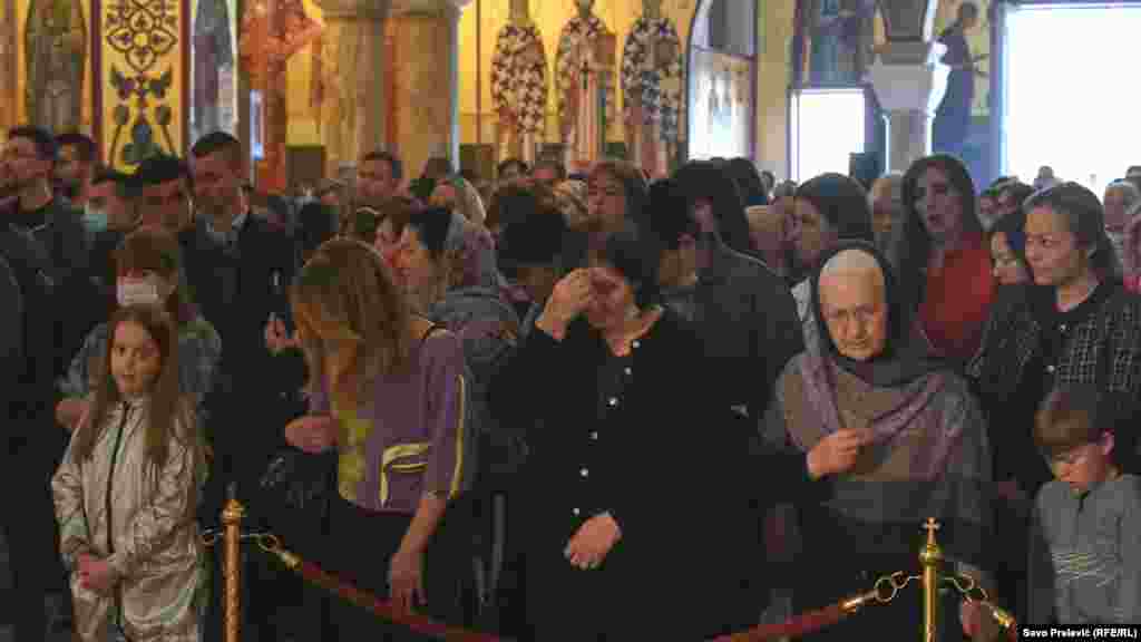 Sveštenstvo Mitropolije Srpske pravoslavne crkve u Crnoj Gori služilo je vaskršnju liturgiju u Hramu Hristovog Vaskrsenja u Podgorici.