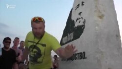 Дар Қрим лавҳаи ёдгории Фидел Кастроро гузоштанд.