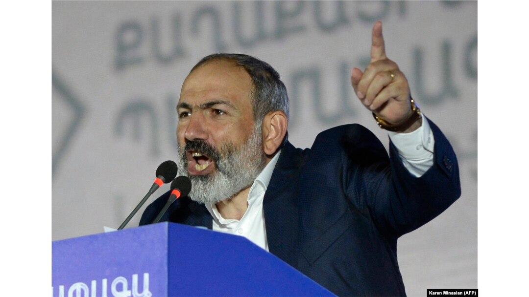 Nikol Pașinian într-un miting electoral, 17 iunie.