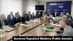 Delegația Chișinăului (stânga) la reuniunea precedentă cu reprezentanți ai administrației transnistrene, în formatul „1+1”, la sediul OSCE din Tiraspol, pe 26 februarie