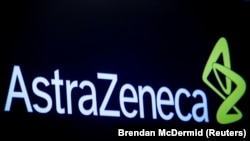 Логото на фармацевтската компанија AstraZeneca прикажано на екран на Њујоршката берза 