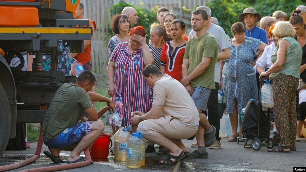 Người dân xếp hàng chờ lấy nước được xe bồn chở đến ở Donetsk vào ngày 29 tháng 7.
