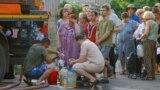 Stanovnici čekaju u redu da prikupe vodu koju je dostavila cisterna u Donjecku 29. jula.