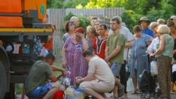 Sorállás a lajtoskocsi előtt Donyeckben, az orosz irányítás alatt álló ukrajnai városban.