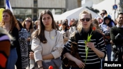 Izraelci u Tel Avivu prisustvuju pogrebnoj povorci za Shiri (32) i njeno dvoje djece, koji su kidnapirani iz kuće u kibucu Nir Oz, tokom smrtonosnog napada Hamasa 7. oktobra 2023., a zatim ubijeni u Gazi, Izrael, 26. februara 2025.