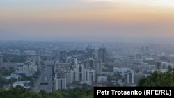 Вид на центральную часть Алматы. 13 июня 2021 года.