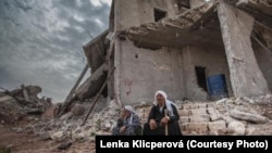 Жители Кобани у своего разрушенного дома