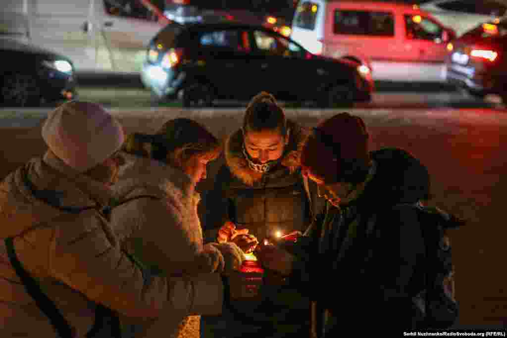 Подруги разом приїхали на майдан Незалежності, щоб запалити лампадки, Київ, 24 лютого 2026 року.