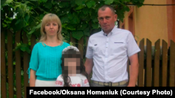Ігор Гоменюк (на фото – з дружиною й донькою) помер у Лісабоні в березні цього року через побиття інспекторами міграційної служби