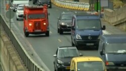 Париж хочет избавиться от машин старше 20 лет (видео)