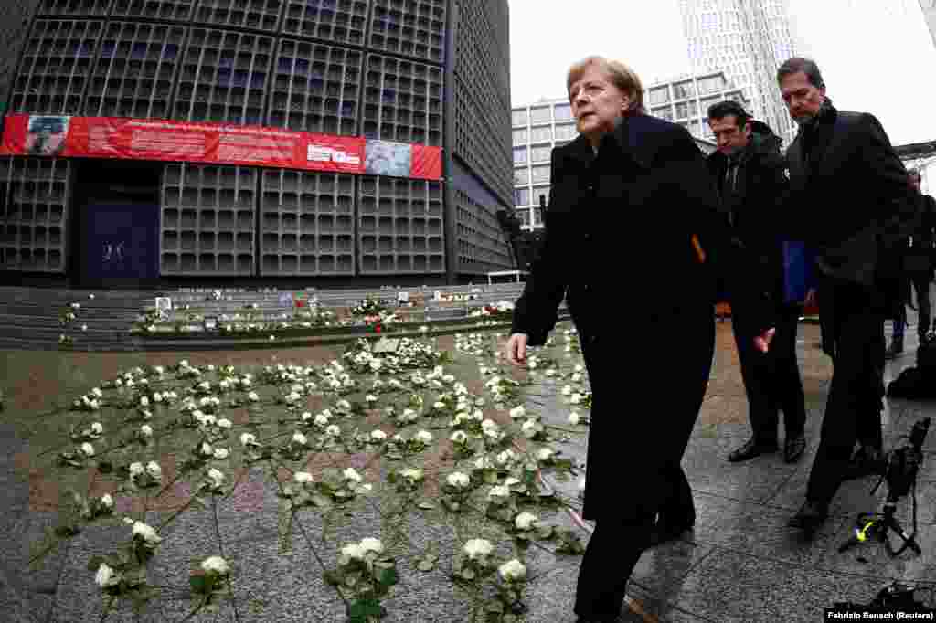 Az áldozatokra emlékeznek a 2016-os berlini terrortámadás után egy évvel Berlinben, ahol 2016. december 19-én egy tunéziai férfi kamionnal a karácsonyi vásár tömegébe hajtott. A támadásban 12 ember meghalt, csaknem 50-en pedig megsérültek.