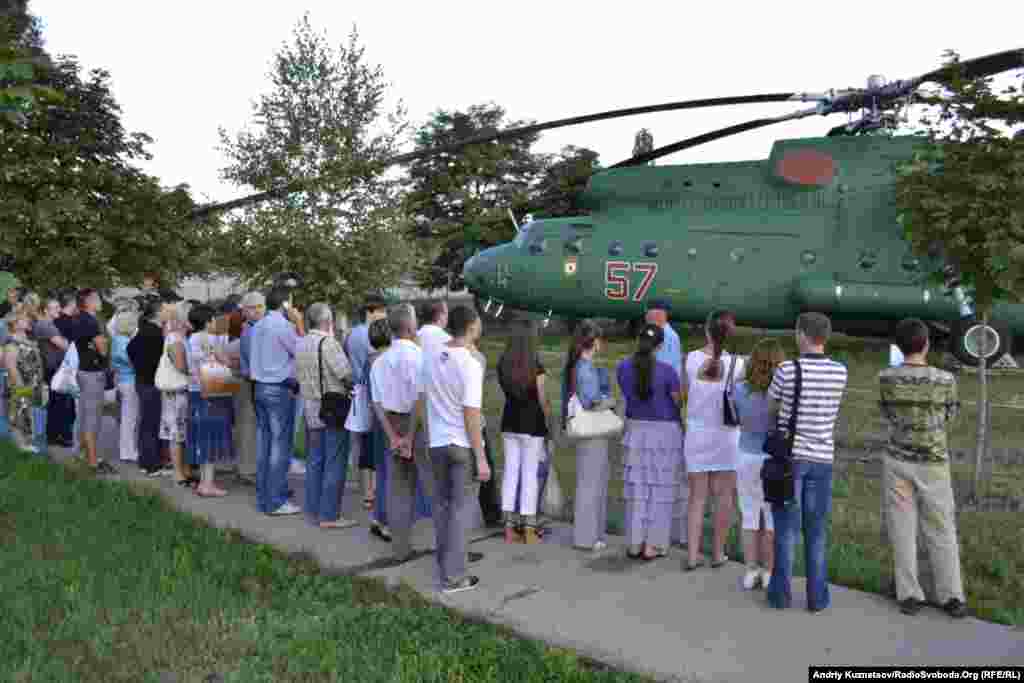 Автобуси ледве вмістили всіх охочих потрапити до авіаційного музею при Луганському авіаремонтному заводі