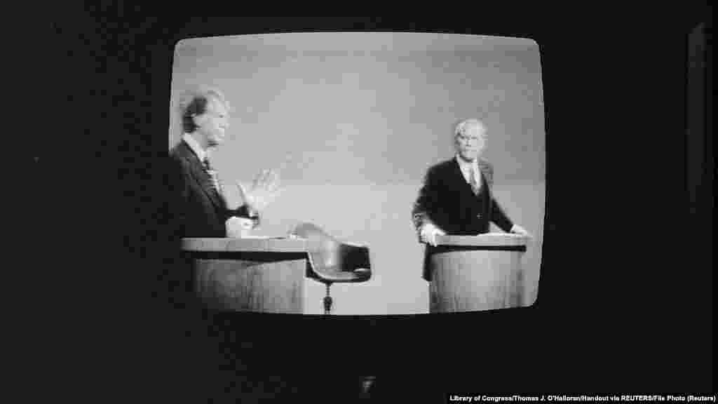 Gerald Ford elnök és Jimmy Carter kormányzó a tévében az 1976-os amerikai elnökválasztás első elnökjelölti vitáján Philadelphiában.&nbsp;Ford egyik kínos kijelentése okozta a vesztét.&nbsp;A vita hevében egy ponton azt mondta:&nbsp;&bdquo;Nincs szovjet uralom Kelet-Európában.&rdquo; További sorsdöntő elnökjelölti tévévitákról&nbsp;ebben az összeállításban olvashat