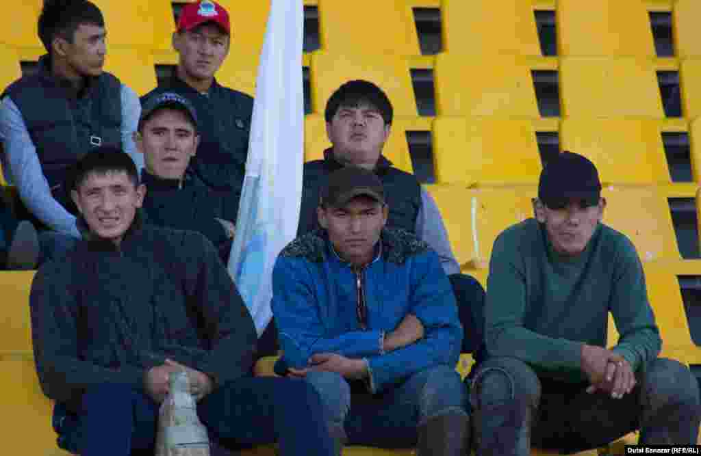 &quot;Қазанат&quot; ипподромында ұлттық ойын түрлерінен өтіп жатқан жарысты тамашалап отырған көрермендер. Астана, 16 қыркүйек 2018 жыл.