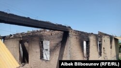 Разрушенный дом в селе Максат Баткенской области Кыргызстана.
