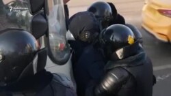 Poliția rusă reține sute de protestatari înaintea procesului lui Navalnîi