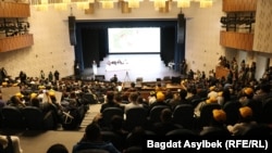 Зал в ходе слушаний по проекту строительства горного курорта в Кок-Жайлау. 26 мая 2026 года