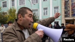 A supporter of third-place presidential candidate Kamchibek Tashiev shouted in a central square in the southern city of Osh on October 31 in an effort to gather support for claims of unfairness in the vote.