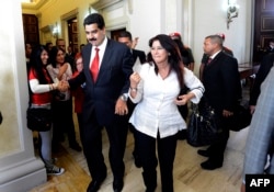 Мадуро и Флорес излизат от Националната асамблея, 5 януари 2013 г. По това време Флорес е главен прокурор, а президентът Уго Чавес се бори с раково заболяване, от което умира точно два месеца по-късно.