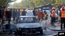 Рятувальники гасять пожежу на місці вибуху в Ісламабаді, 11 листопада 2025 року