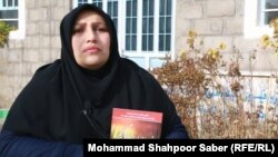 آمنه شهریاری یک زن معلول توانمند در هرات که شاعر و نویسنده است.