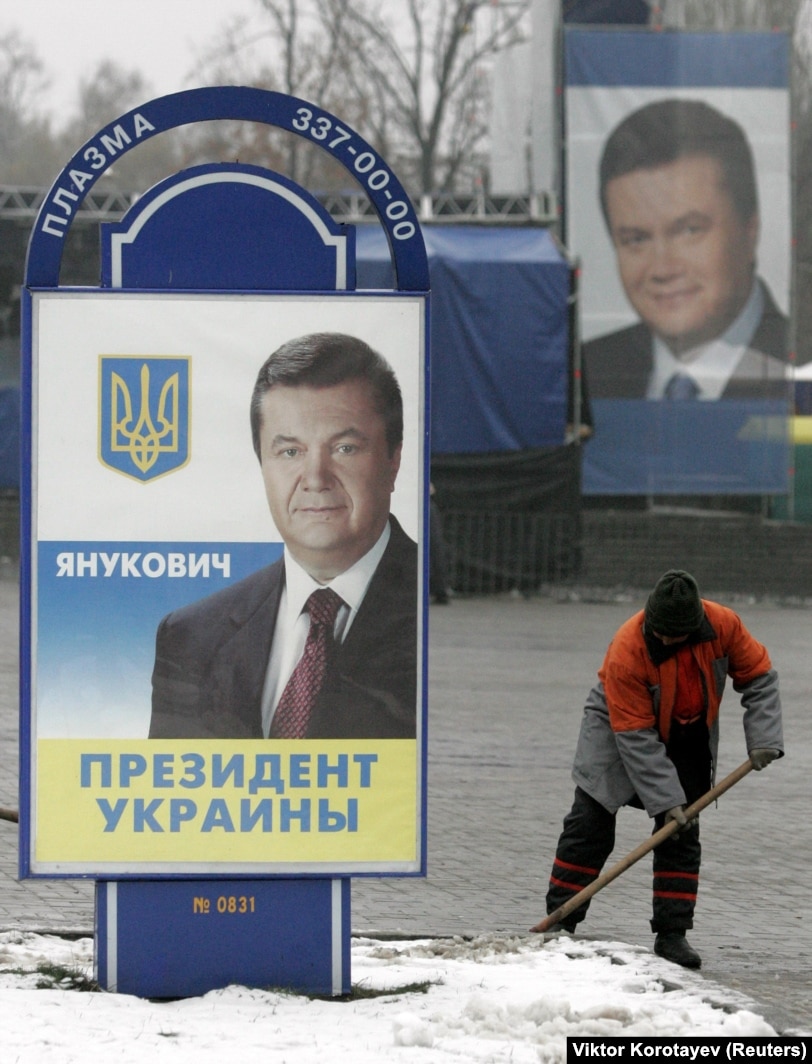 Një poster me mbishkrimin “Yanukovych, president i Ukrainës” në Donjeck. 30 nëntor 2004.