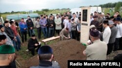 Mourners gathered around the grave of 27-year-old Ibragim Todashev for a burial ceremony on June 20 in Grozny, the Chechen capital.