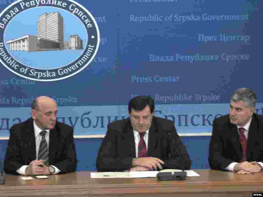 Bosna i Hercegovina, Banjaluka - Sastanak lidera SNSD-a Milorada Dodika, HDZ-a BiH Dragana Čovića i SDA Sulejmana Tihića o realizaciji sporazuma iz Pruda urodio je saopćenjem o osnivanju četiri federalne jedinice u BiH. Odmah nakon sastanka svi su lideri, po starom običaju različito tumačili dogovor.