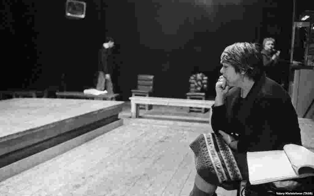 1979 год. Режиссер театра "Современник" Галина Волчек после репетиции. Фото: Валерий Христофоров (Фотохроника ТАСС)