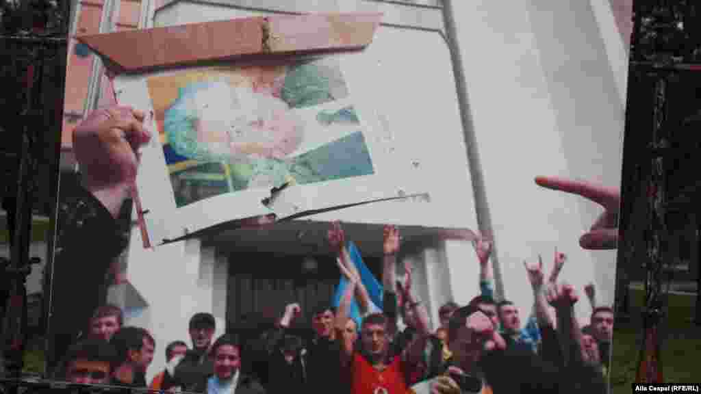 Expoziție de fotografii luate timpul evenimentelor din aprilie 2009 organizată &icirc;n grădina publică din Chișinău de organizația de tineret a PL, 7 aprilie 2013.