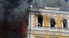 Людзі ратуюцца ў ваконных праёмах ад пажару пасьля атакі на Акадэмію Навук Украіны
