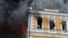 Росія завдала удару реактивним дроном по будівлі Національної академії наук. У вікнах – працівники, які намагаються врятуватись. Київ, 28 вересня 2026 року